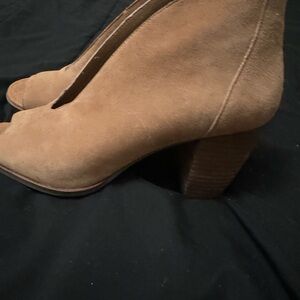 Women's Suede Block Heel Pumps in Tan